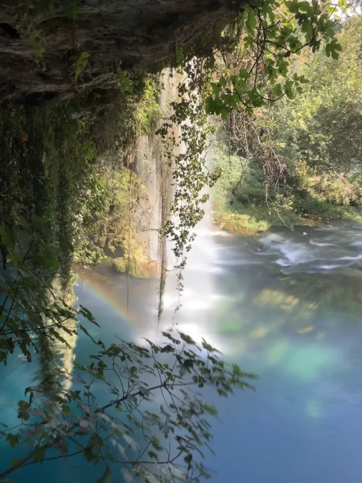 Yukarı Düden'deki mağara ve su perdesi