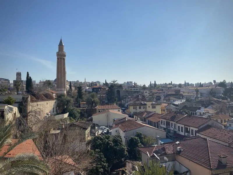 Antalya Kaleiçi'nde tarihi sokak ve deniz manzarası