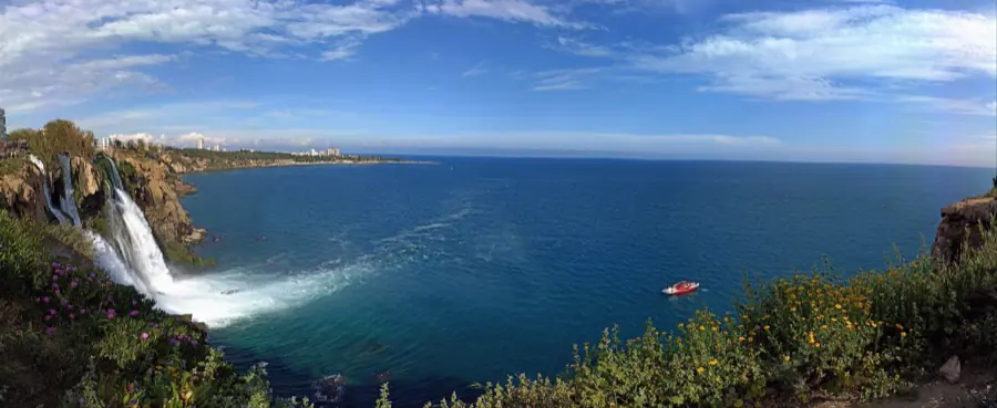 Large panorama sur la baie d’Antalya depuis les falaises