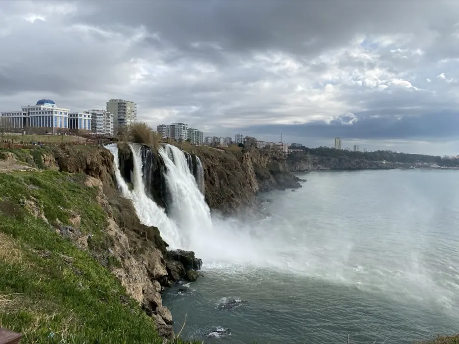 Şehir silüetiyle Aşağı Düden Şelalesi