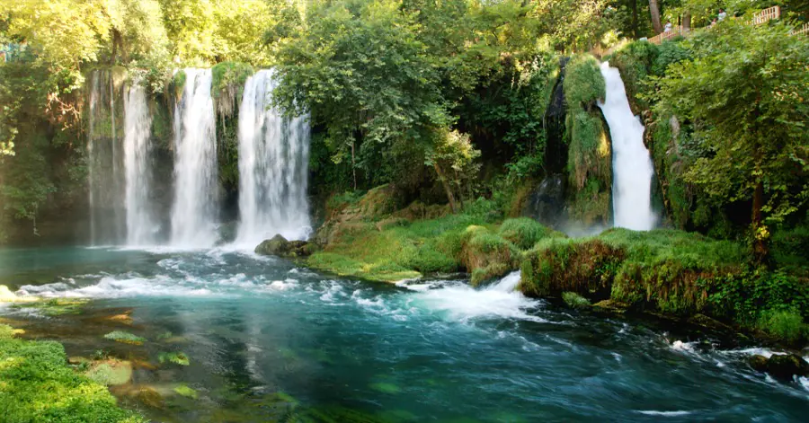 Vue large des chutes du Düden supérieur au milieu de la végétation