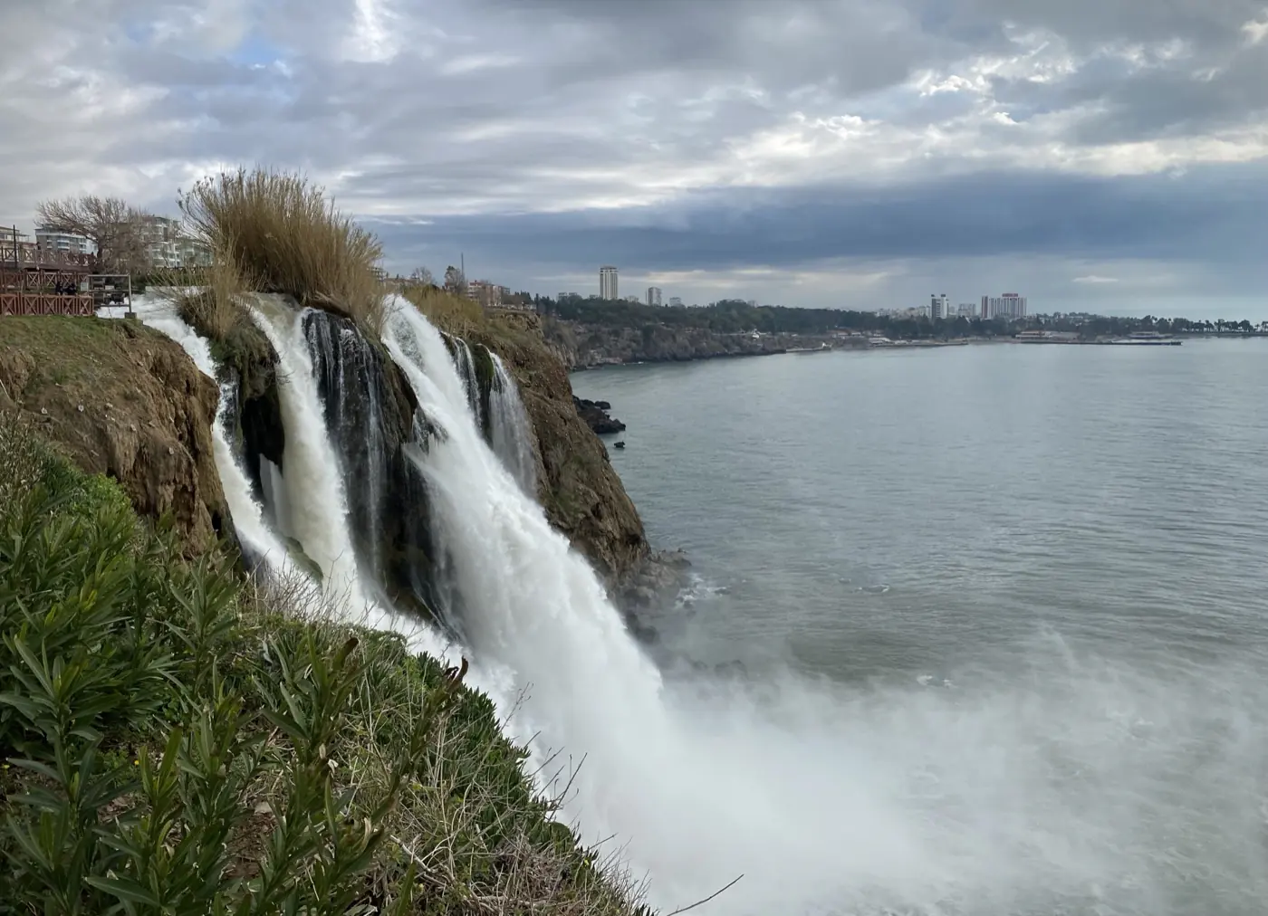Aşağı Düden Şelalesi bulutlu bir günde, falezler ve Akdeniz