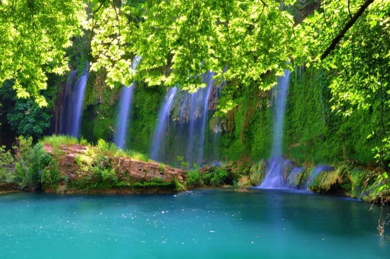 Wasser läuft am Kurşunlu-Wasserfall stufenweise durch die Schlucht