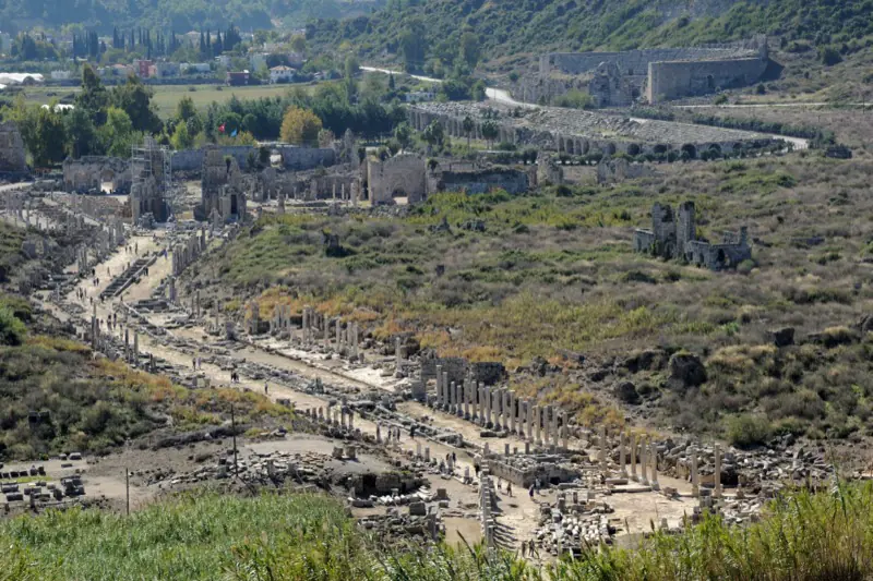 Perge antik kentinin sütunlu caddesi ve kalıntıları