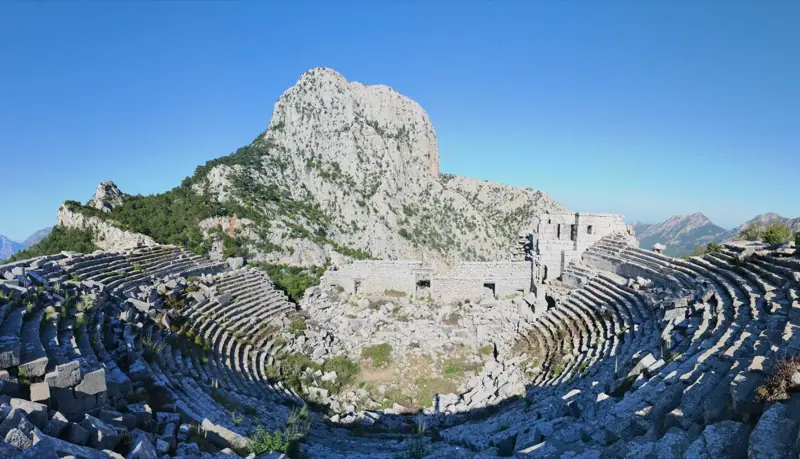 Dağın tepesindeki Termessos antik kentinin tiyatrosu